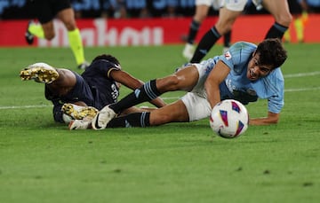 Aurelien Tchouameni y Manu Sánchez tumbados en el césped de Balaídos tras una disputa con el balón.