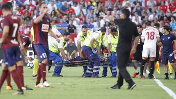 Iván Alejo retirado en camilla en el Sevilla-Eibar