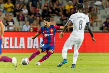 Ilkay Gündogan realiza un centro ante la oposición de Yves Bissouma.