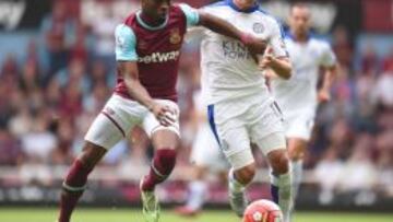 Diafra Sakho (i) en un partido con el West Ham.