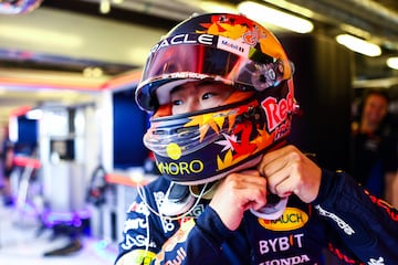 El piloto japonés, Yuki Tsunoda, durante los primeros test en el circuito de Yas Marina.