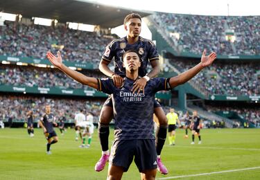 Los jugadores del Real Madrid, Rodrygo y Bellingham, celebran el gol del jugador inglés. 