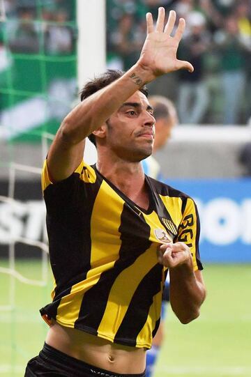 Gaston Rodriguez of Uruguay's Penarol, celebrates his goal scored against Brazil's Palmeiras, during their 2017 Copa Libertadores football match held at Allianz Parque stadium, in Sao Paulo, Brazil on April 12, 2017. / AFP PHOTO / NELSON ALMEIDA