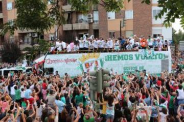 El Córdoba festeja el ascenso con su afición