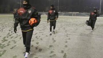 <b>EFECTOS DE LA DEMANDA APOULA El PSG</b>. parece no haber olvidado la denuncia del Sevilla por el caso Edel Apoula. Los de Manzano tuvieron que entrenarse en unas instalaciones que dejaban mucho que desear.