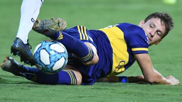 CORDOBA, ARGENTINA - FEBRUARY 02: Franco Soldano of Boca Juniors fights for the ball during a match between Talleres and Boca Juniors as part of Superliga 2019/20 at Mario Alberto Kempes Stadium on February 2, 2020 in Cordoba, Argentina. (Photo by Amilcar Orfali/Getty Images)