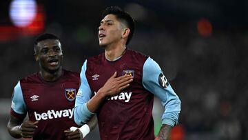 Édson Álvarez, jugador del West Ham, celebra el gol anotado ante el Friburgo en Europa League.