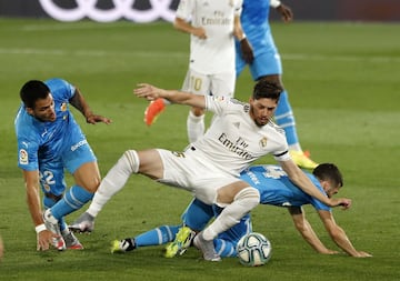 Fede Valverde con Maxi Gómez y JOsé Luis Gayá.