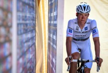 Bob Jungels preparándose en la salida de la cronoescalada entre Castelrotto y Alpe di Siusi. 