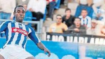 <b>OFENSIVA ONUBENSE. </b>Ricardo tuvo que intervenir bastante como en esta ocasión del Recreativo en botas de Sinama-Pongolle.