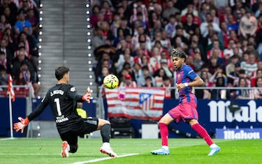 Lamine Yamal rozó el gol con una gran acción individual que terminó estrellándose en el palo, en una de las llegadas más peligrosas del Barcelona en el Metropolitano.
