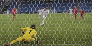 Yann Sommer adivinó y paró el segundo penalti lanzado por Sergio Ramos.