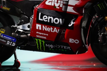 Peso en seco: 157kg.