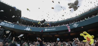 Lluvia de peluches en el Villamarín por una causa solidaria
