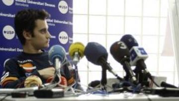 <b>DESCANSO. </b>Pedrosa, con la pierna en alto, en improvisada la sala de prensa de la Clínica Dexeus.