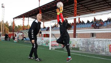 Roberto Rodríguez trabaja con uno de una de sus porteras en la selección madrileña.