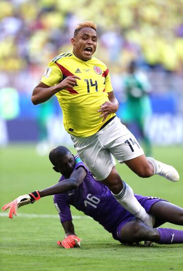 Luis Murieles derribado por el arquero Khadim Ndiaye de Senegal durante el partido Senegal-Colombia, del Grupo H del Mundial de Fútbol de Rusia 2018, en el Samara Arena de Samara, Rusia, hoy 28 de junio de 2018