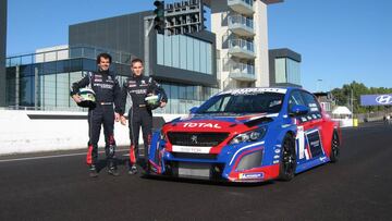 Gonzalo Mart&iacute;n de Andr&eacute;s y Enrique Hernando posando con el Peugeot 308 TCR en el Jarama.