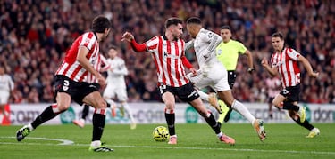 0-1. Arranca Kylian Mbappé casi desde el centro del campo, se planta en el balcón del área del Athletic y finaliza con la derecha, al palo largo de Unai Simón.