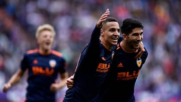 Valencia&#039;s Spanish midfielder Carlos Soler (R) celebrates with Valencia&#039;s Spanish forward Rodrigo Moreno after scoring during the Spanish League football match between Real Valladolid and Valencia at the Jose Zorrilla stadium in Valladolid on Ma