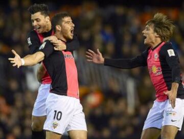 Tommer Hemed del Almería celebrando el gol que acaba de anotar con su compañero Ximo Navarro y Mauro Javier Dos Santos  durante el partido de Liga entre el Valencia CF y el UD Almería