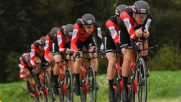 El equipo BMC rueda durante la contrarreloj por equipos de la Volta a Catalunya con inicio y final en Banyoles.