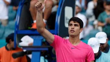 Alcaraz arrolla a Bagnis en su estreno en Miami