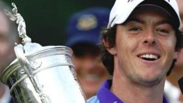 Rory McIlroy posa radiante junto al trofeo de vencedor del US Open.
