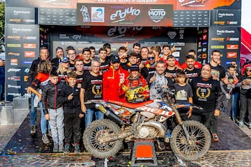 Mireia Badia celebra su título mundial de enduro en Francia.