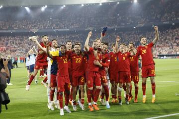 Los jugadores espa?oles celebran en el c谷sped la Nations League.