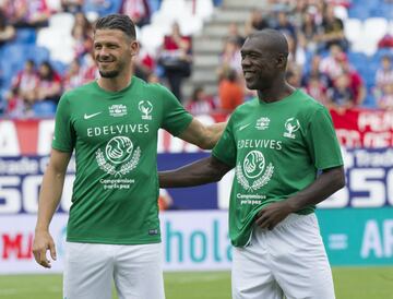 Demichelis y Seedorf con el combinado de las estrellas.