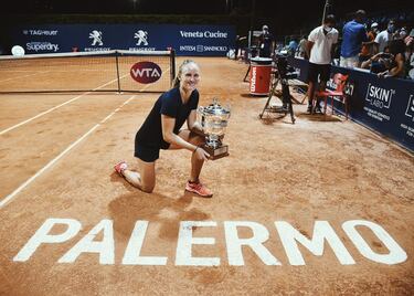Seis meses después, el tenis volvió en Palermo, con un torneo WTA que ganó la italiana Fiona Ferro. En el circuito masculino, el regreso se retrasó hasta finales de agosto con el Masters 1.000 de Cincinnati, que se jugó en la burbuja de Nueva York justo antes del US Open. Lo ganó Djokovic en ausencia de Nadal, que decidió no participar por precaución en la gira estadounidense. Azarenka fue la ganadora femenina. 