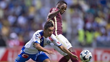 Action photo during the match Puebla vs America at Cuauhtemoc Stadium. Apertura 2016 Liga BBVA Bancomer MX.--- Foto de accion durante el Partido Puebla vs America en el Estadio Cuauhtemoc, Partido Correspondiente a la da 6 del Torneo Apertura 2016 Liga BBVA Bancomer MX, en la foto: (i)-(d) Christian Bermudez, Renato Ibarra
 --21/08/2016/ MEXSPORT/Javier Ramirez.