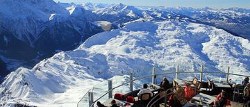 Una de las estaciones m¨¢s conocidas a nivel mundial. Llamada el "Techo de Europa" por sus impresionantes vistas de alta monta?a, ofrece adem¨¢s pistas con una excelente nieve, emocionantes descensos, las mejores pistas negras y fuera pistas de 2.000 metros de desnivel.
