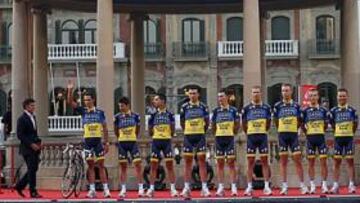 <b>EL REGRESO... </b>Alberto Contador saluda durante el turno de presentación del equipo Saxo Bank-Tinkoff en la plaza del Castillo, en Pamplona.