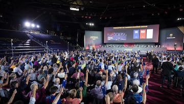 Los socios del FC Barcelona votan durante una Asamblea.