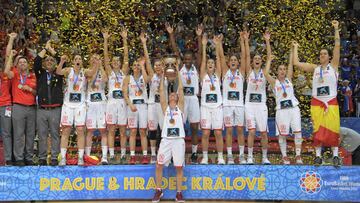 España levanta al cielo el trofeo del Eurobasket, el tercero ya para una Selección histórica.