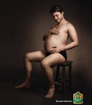 La cerveza alemana Bergedorfer Bier ha lanzado una original campaña en la que los hombres lucen orgullosos su barriga cervecera en un claro guiño a los embarazos de las mujeres.