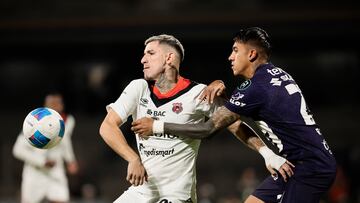 MEX00. CIUDAD DE MÉXICO (MÉXICO), 04/03/2025.- Robert Ergas (d) de Pumas disputa un balón con Canhoto de Alajuelense este martes, en un partido de ida de octavos de final de la Copa de Campeones Concacaf entre Pumas y Alajuelense en el Estadio Olímpico Universitario en Ciudad de México (México). EFE/José Méndez