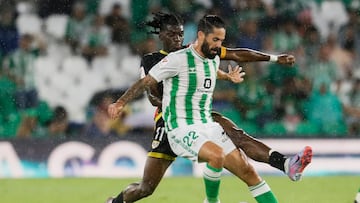 Sevilla, 02/09/2023.- El centrocampista del Betis, Isco (d), disputa el balón ante el centrocampista francés del Rayo Vallecano, Randy Nteka (i), durante el encuentro correspondiente a la cuarta jornada de primera división disputado hoy sábado en el estadio Benito Villamarín de Sevilla. EFE/José Manuel Vidal.