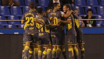 Los jugadores de Las Palmas celebran un gol contra el Deportivo.
