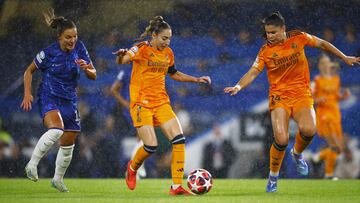 London (United Kingdom), 08/10/2024.- Olga of Real Madrid (C) in action against Johanna Rytting Kaneryd of Chelsea (L) during the UEFA Women's Champions League match Chelsea FC Women and Real Madrid Femenino, in London, Britain, 08 October 2024. (Liga de Campeones, Reino Unido, Londres) EFE/EPA/TOLGA AKMEN