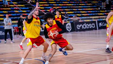 Izan Almansa, pívot de la Selección, postea ante Fran Guerra en un entrenamiento de la Selección.