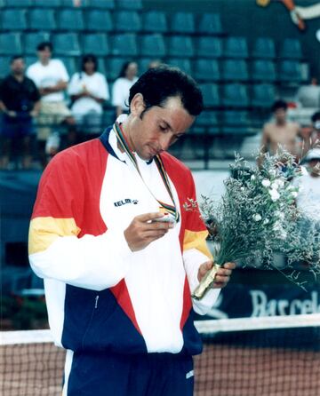 Medalla de plata en tenis.