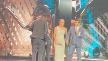 Esta escena se convierte en la más emotiva del Festival de Viña: le pidieron al artista chileno que cerrara los ojos y esto ocurrió