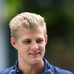 F1 Suaber driver Ericsson cycles into large chicken in Thailand