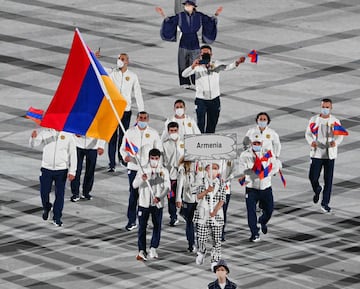 El abanderado de Armenia, Varsenik Manucharyan, y el abanderado de Armenia, Hovhannes Bachkov, y su delegación desfilan durante la ceremonia de apertura de los Juegos Olímpicos de Tokio 2020