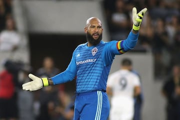 
Tim Howard earned the nickname of the 'Secretary of Defence' after his performance in the 2014 World Cup. He began his European career with the Red Devils, and under the orders of Sir Alex Ferguson, he was the starter until Edwin van der Sar took over in 2005. But Howard was the undisputable keeper for Everton for almost a decade. He played with Manchester United and Everton. 