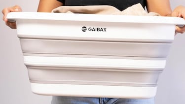 Así es el cesto plegable para la ropa que también es un barreño: no huele y se vende en dos colores