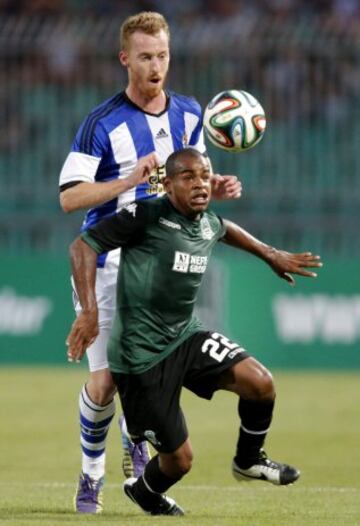 David Zurutuza pelea un bal¨®n con el centrocampista brasile?o del Krasnodar, Joaozinho.